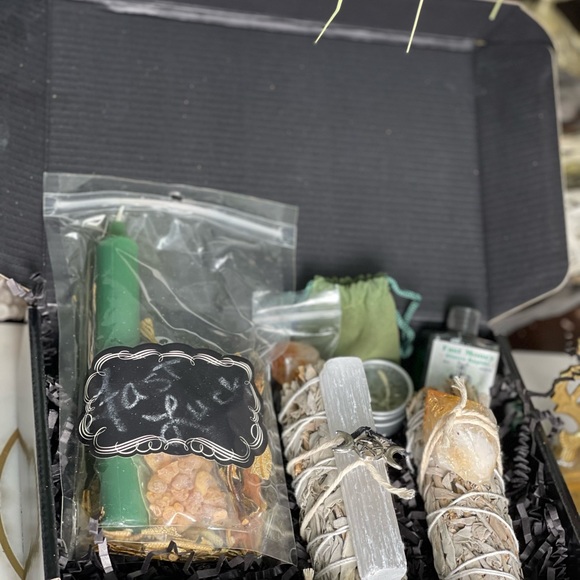 Fast Money Drawing Boxed Mojo Set with Aventurine, Selenite, & Citrine Crystals - Picture 6 of 10